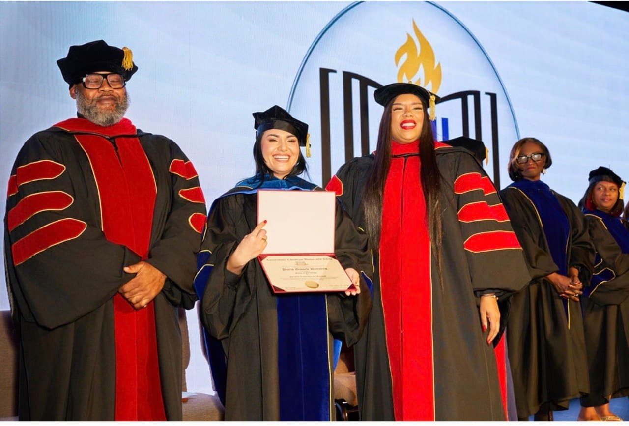 Dr. Gissele Donovan recibiendo el diploma doctoral en Cornerstone Christian University