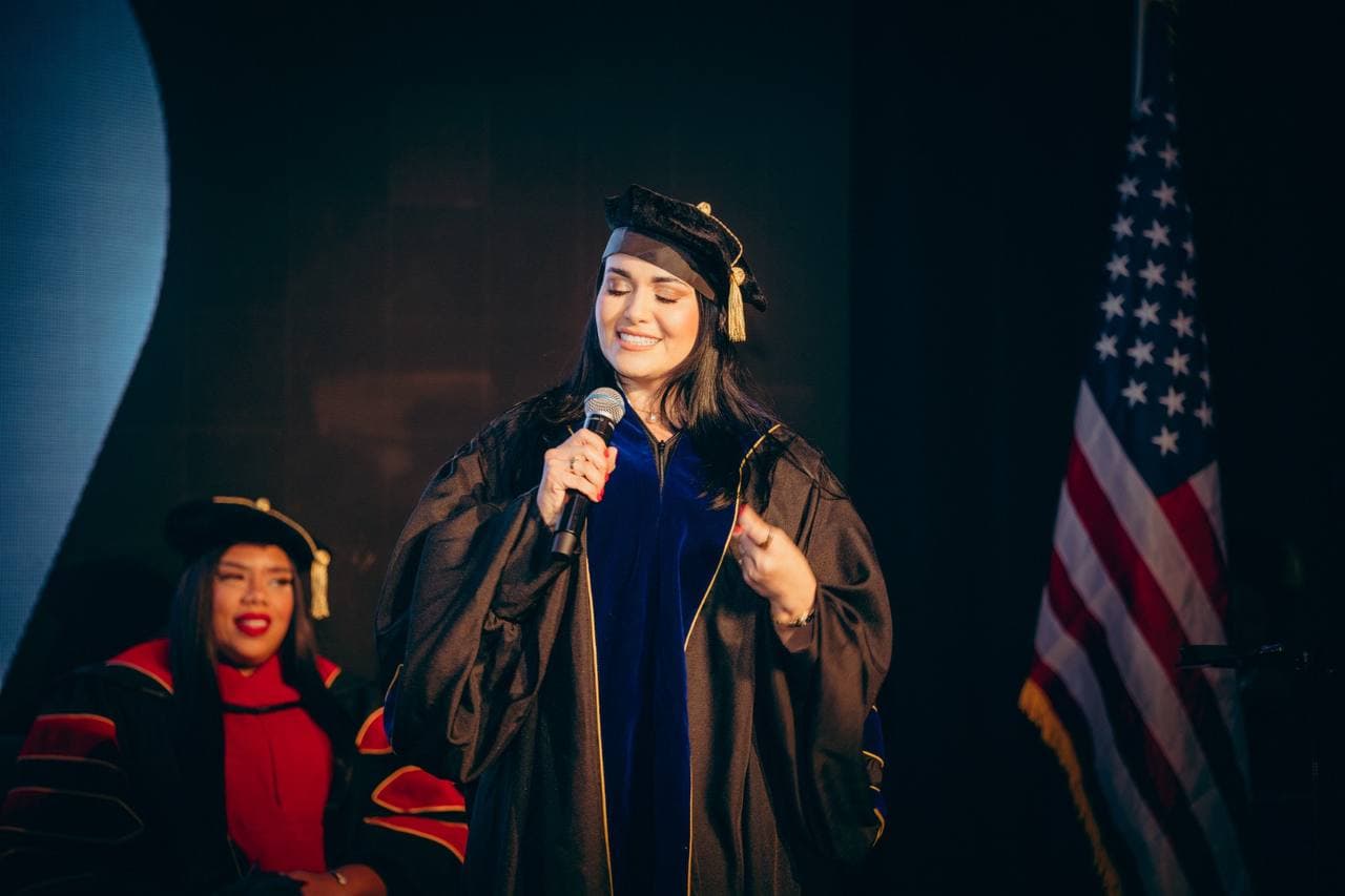 Dr. Gissele Donovan tomando la palabra en la ceremonia de investidura doctoral