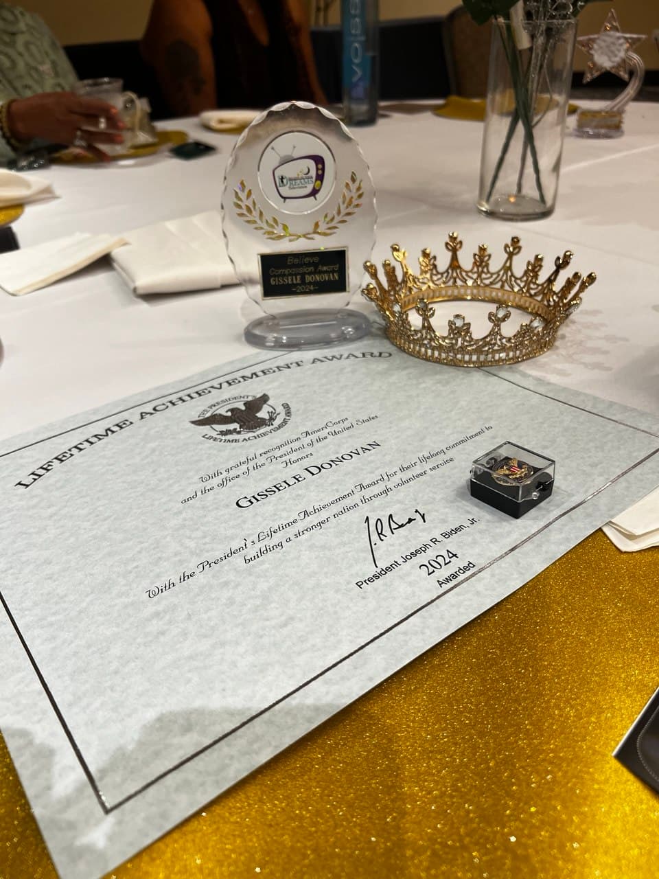 Lifetime Achievement Award — el certificado, la corona y el reconocimiento sobre la mesa